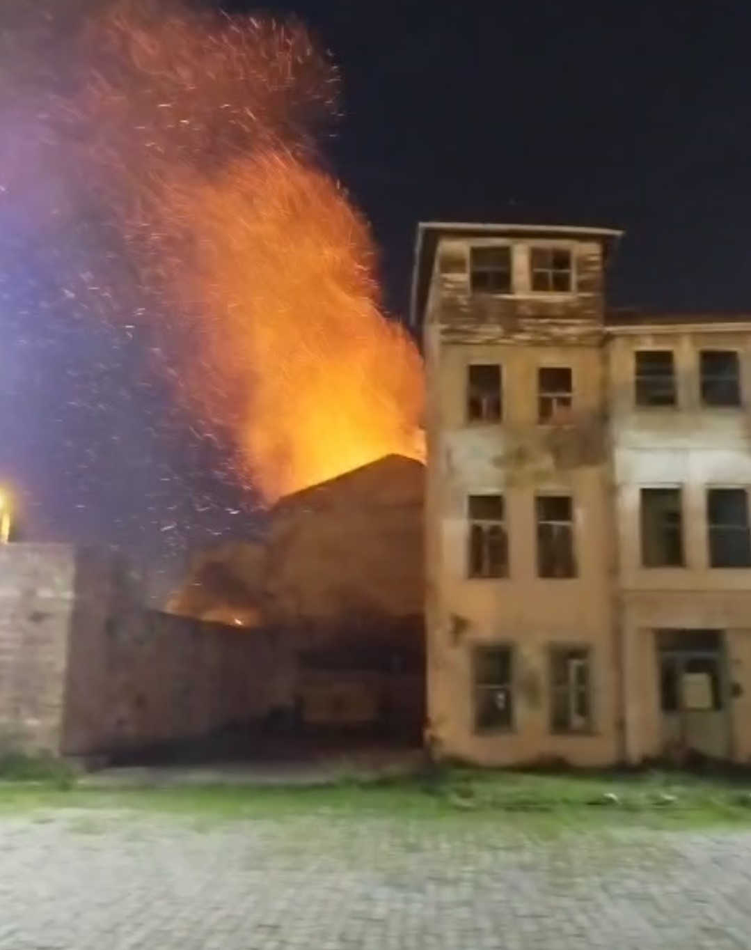 Fatih&rsquo;te metruk binada &ccedil;ıkan yangın kafeye sı&ccedil;ramadan s&ouml;nd&uuml;r&uuml;ld&uuml;
