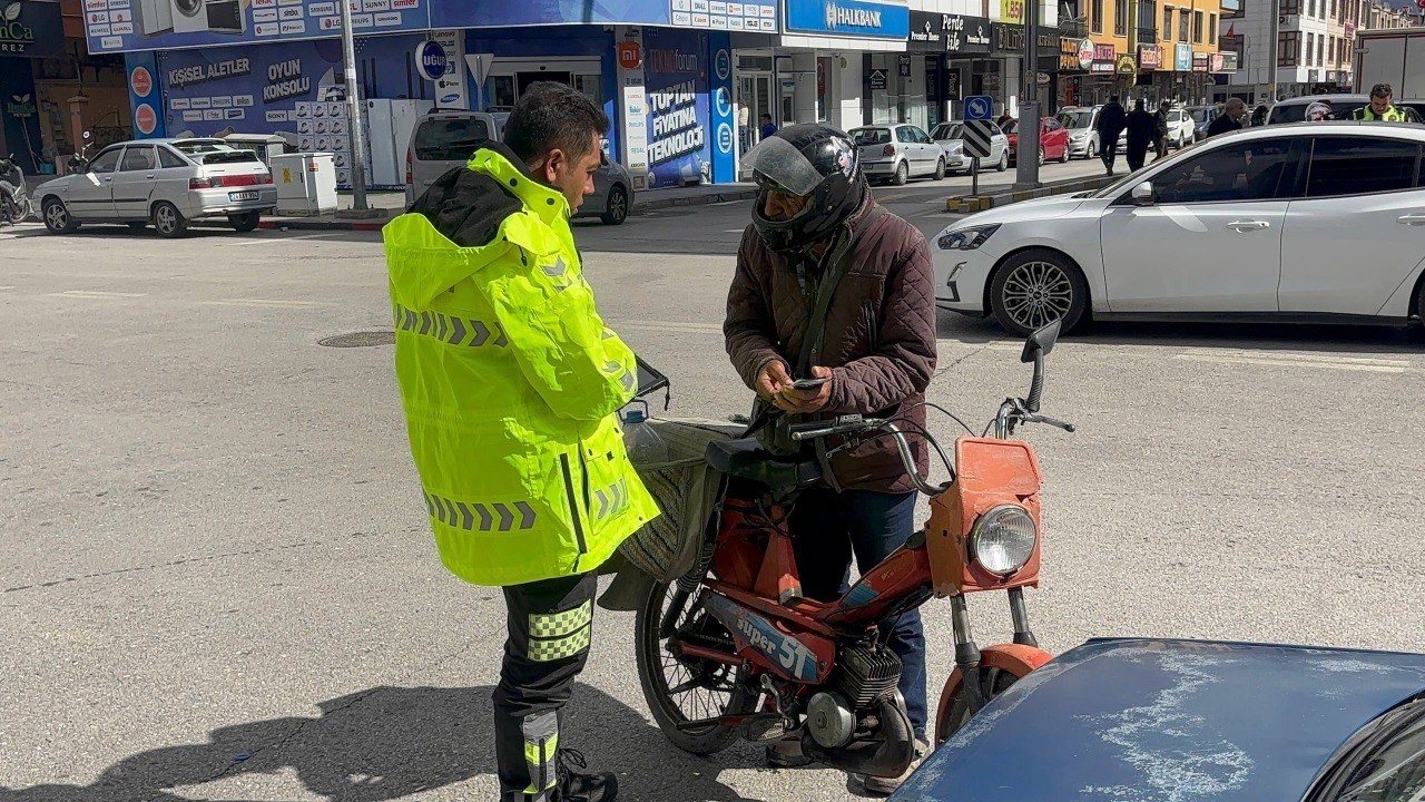 Erzincan&rsquo;da motosikletlilere sıkı denetim
