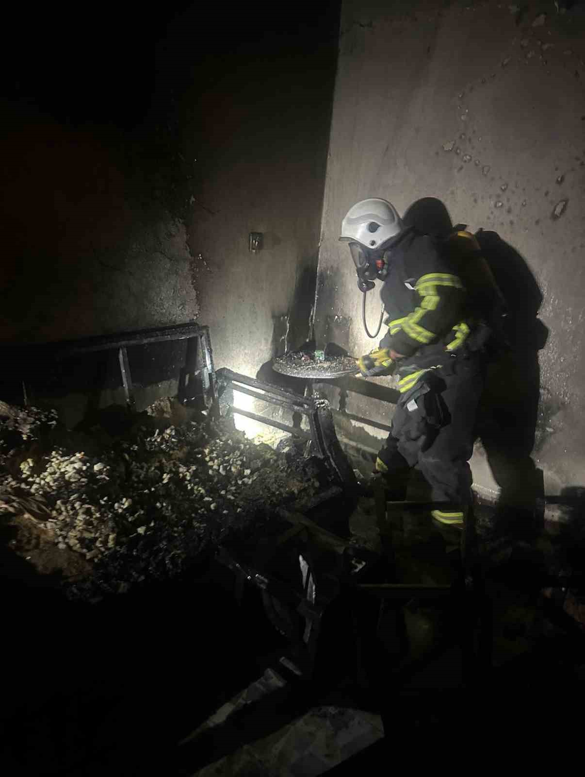 Samandağ’da yanan ev kullanılmaz hale geldi