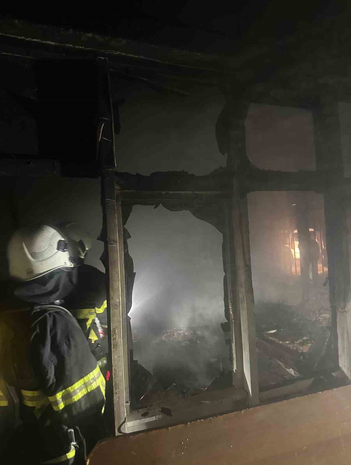 Samandağ&rsquo;da yanan ev kullanılmaz hale geldi
