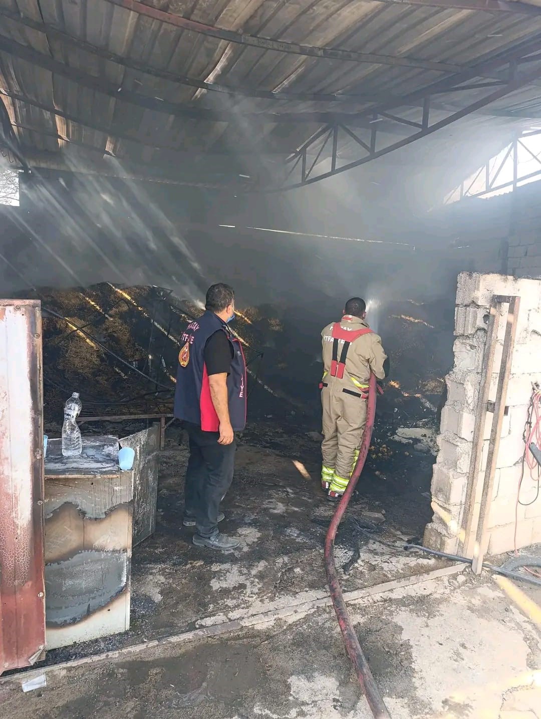 Otluk alanda &ccedil;ıkıp samanlığa sı&ccedil;rayan yangında, tarım aletleri ve otomobilleri yanan depremzede ailenin emekleri k&uuml;l oldu
