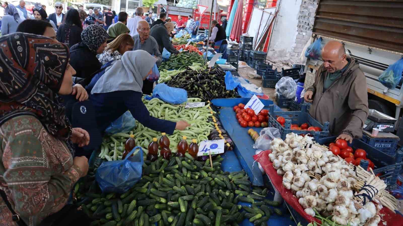 Vatandaş pahalı bulsa da almaktan vazgeçemiyor
