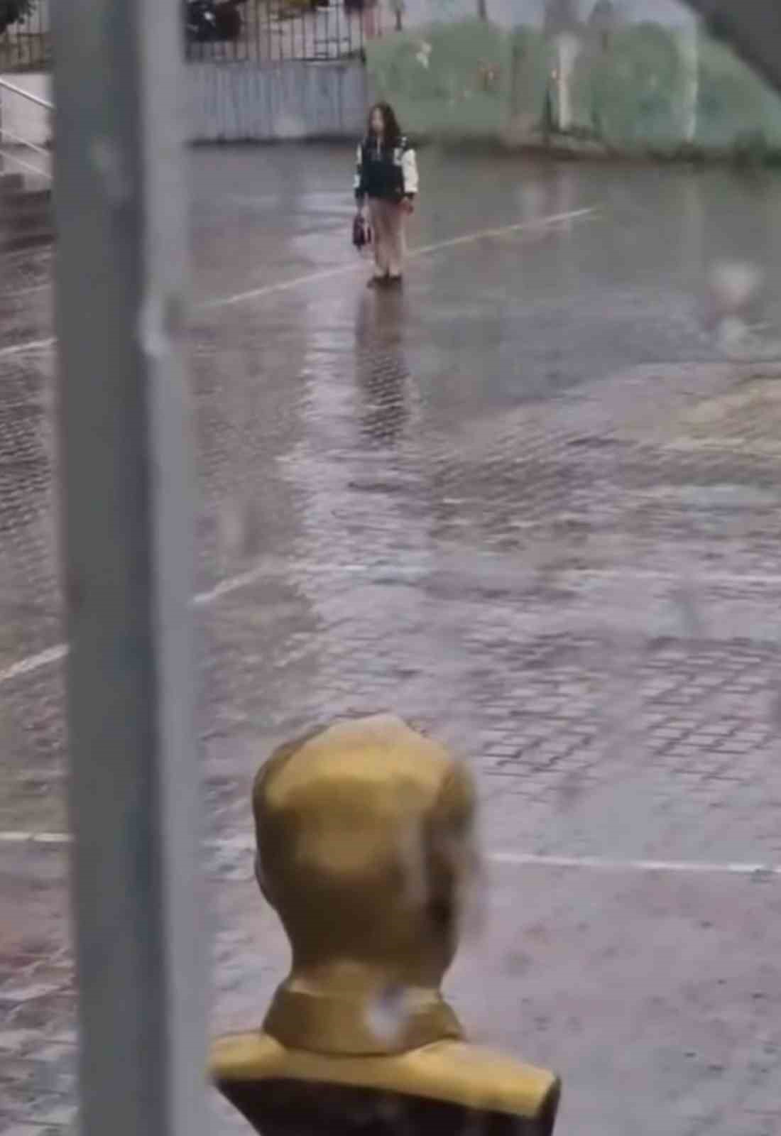 Yağmur altında İstiklal Marşı’na eşlik eden öğrenci duygulandırdı