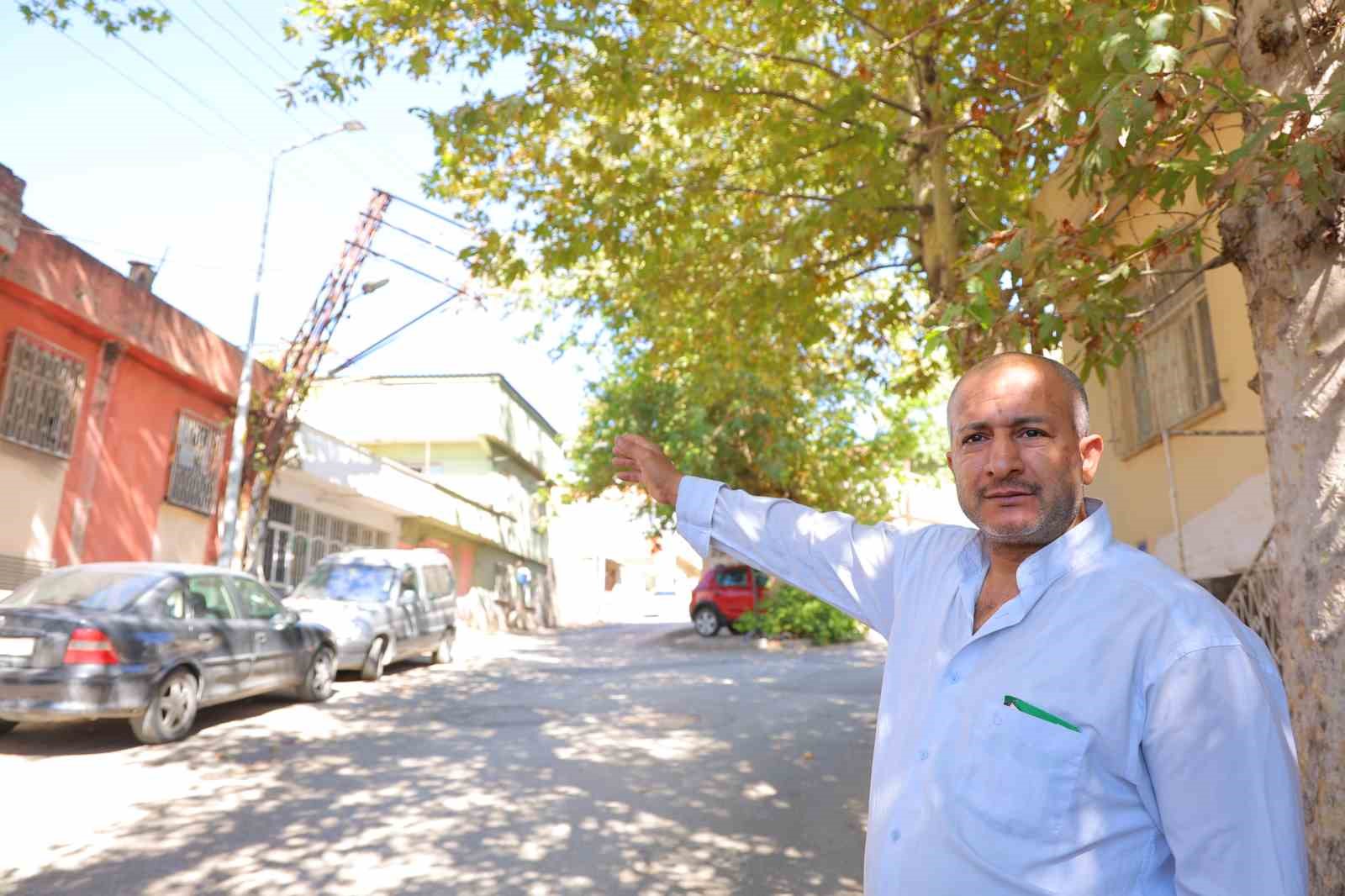 Kahramanmaraş’ta kamyonun çarptığı elektrik direği aylardır eğik halde duruyor