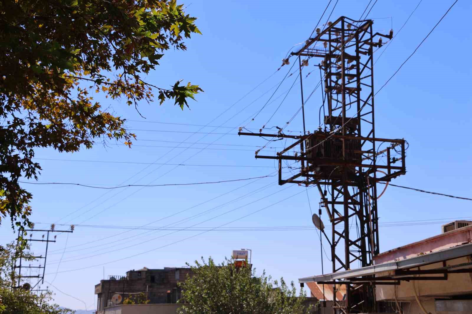 Kahramanmaraş&rsquo;ta kamyonun &ccedil;arptığı elektrik direği aylardır eğik halde duruyor
