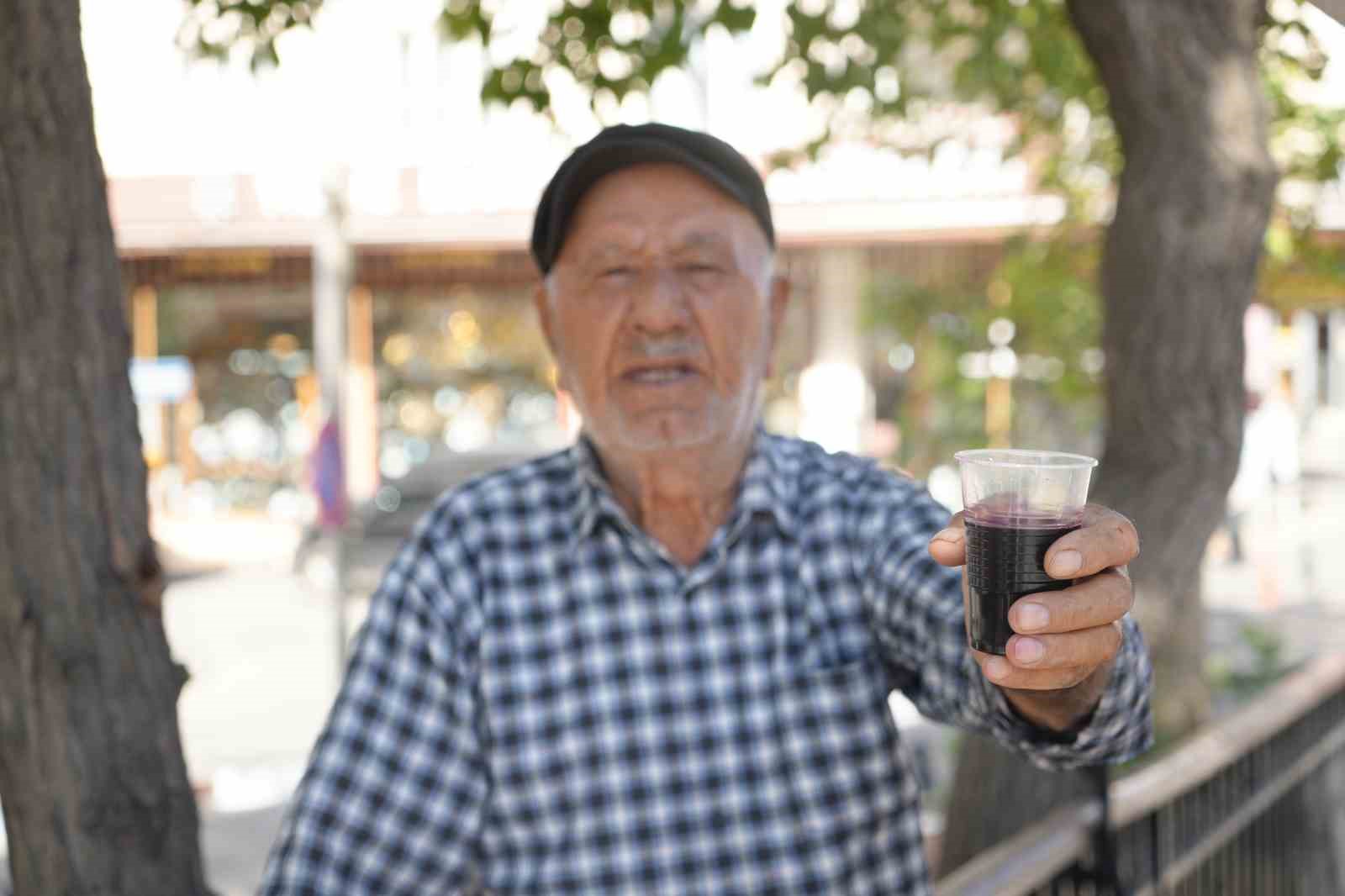 Gaziantep’te usta, 40 yıldır karadut suyu satıyor