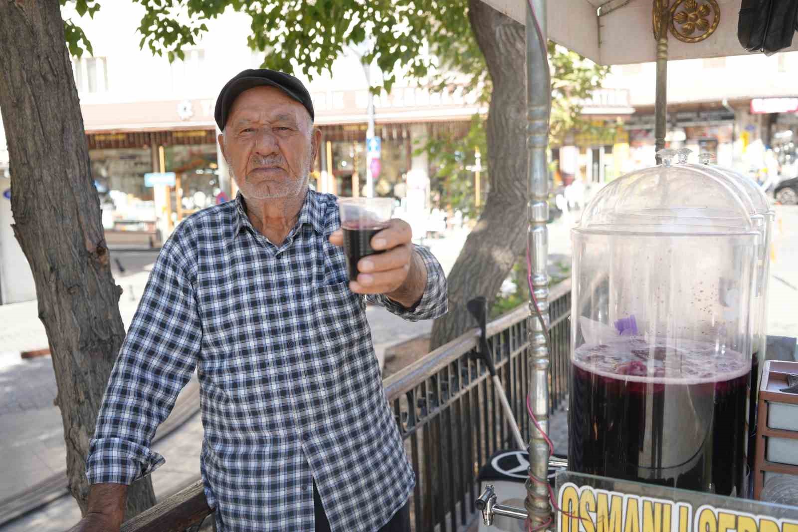 Gaziantep&rsquo;te usta, 40 yıldır karadut suyu satıyor
