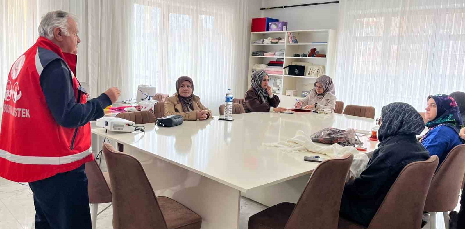 Sosyal hizmet personeline bakanlığın &ccedil;alışmaları anlatıldı
