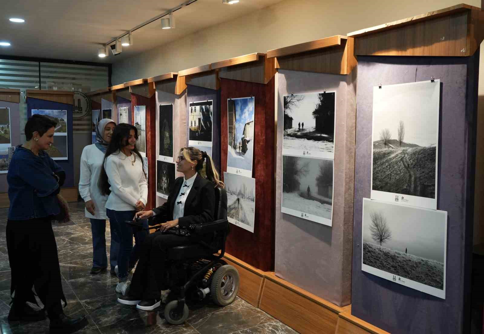 Hediye fotoğraf makinesiyle engelleri aştı
