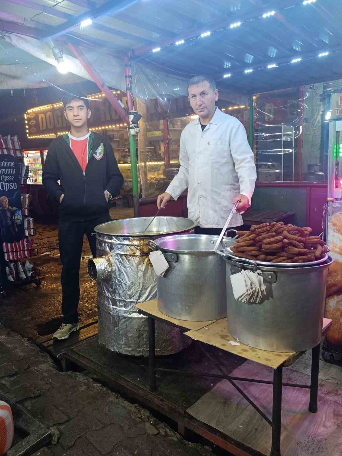 Glikoz şurubu kullanmadan halka tatlısı yapıyor, kuyruk caddelere taşıyor