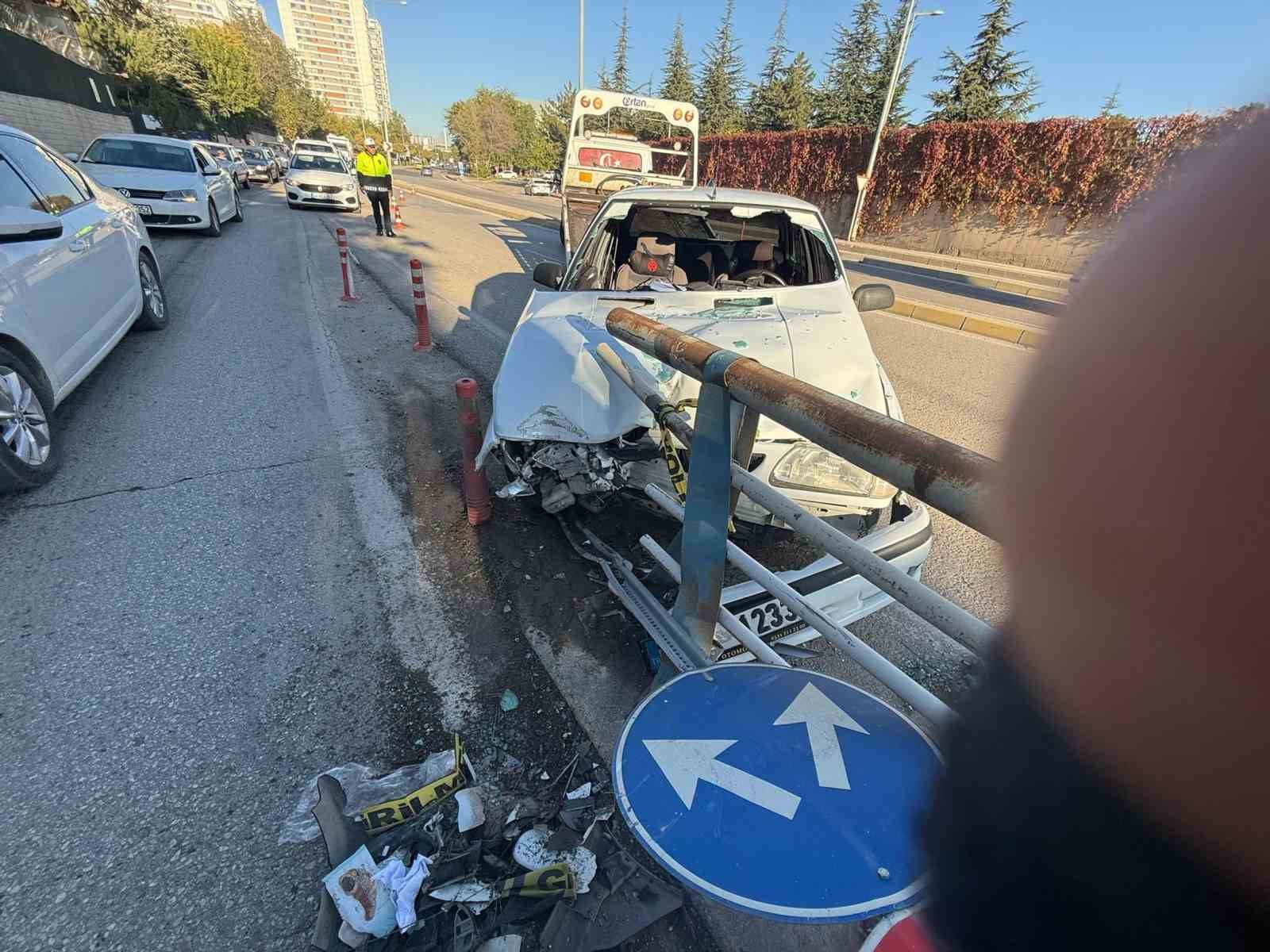 Otomobil bariyerlere saplandı: 1 yaralı
