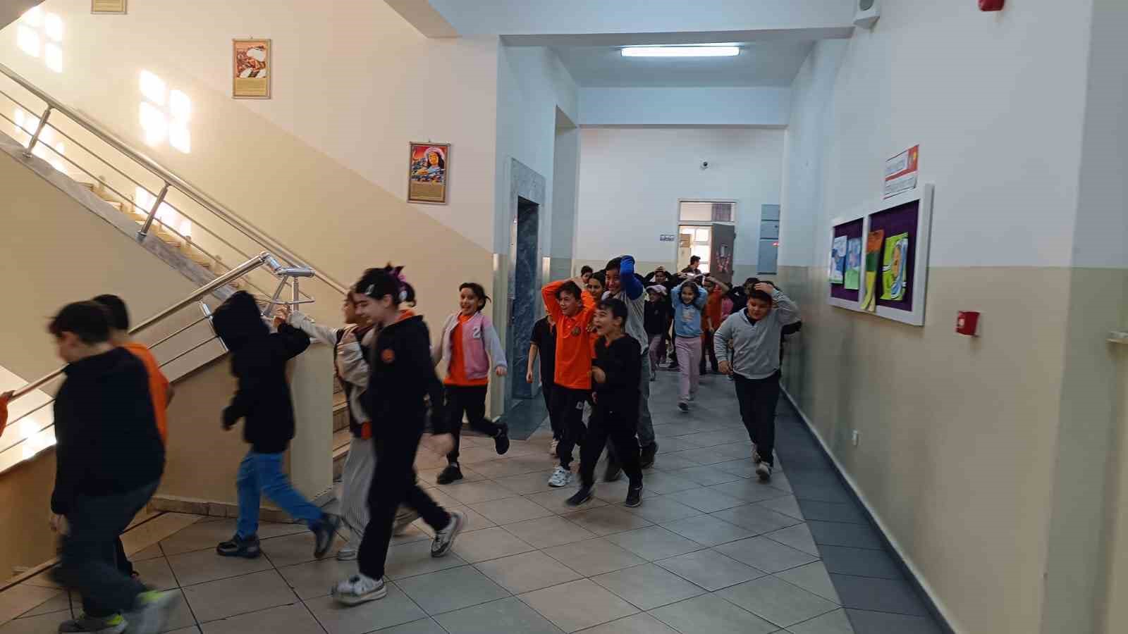 Denizli’de afetler ve dayanıklılık ayı etkinlikleri kapsamında okullarda eş zamanlı tatbikat yapıldı
