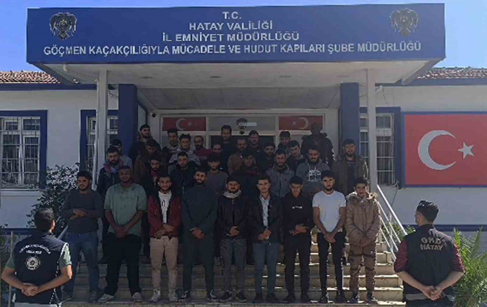 Hafriyat kamyonu kasasından moloz yerine g&ouml;&ccedil;men &ccedil;ıktı
