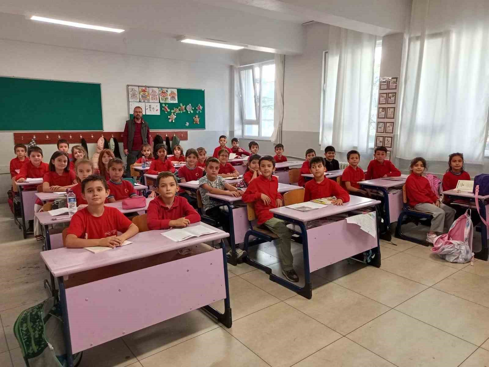 İlkokul &ouml;ğrencilerine y&ouml;nelik et&uuml;t ve dini bilgiler kursu
