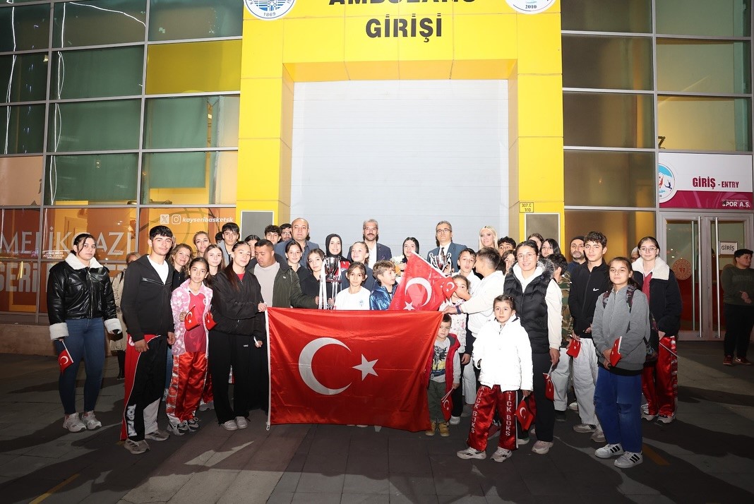 Dünya Şampiyonuna coşkulu karşılama
