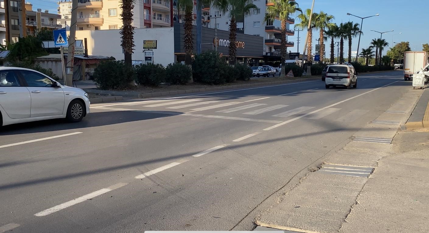 Yaya ge&ccedil;idinde &ccedil;ocuğa otomobil &ccedil;arptı
