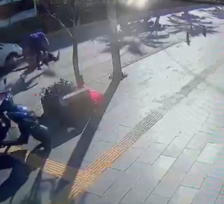 Yaya geçidinden geçen Alman aileye otomobil çarptı: 1 yaralı