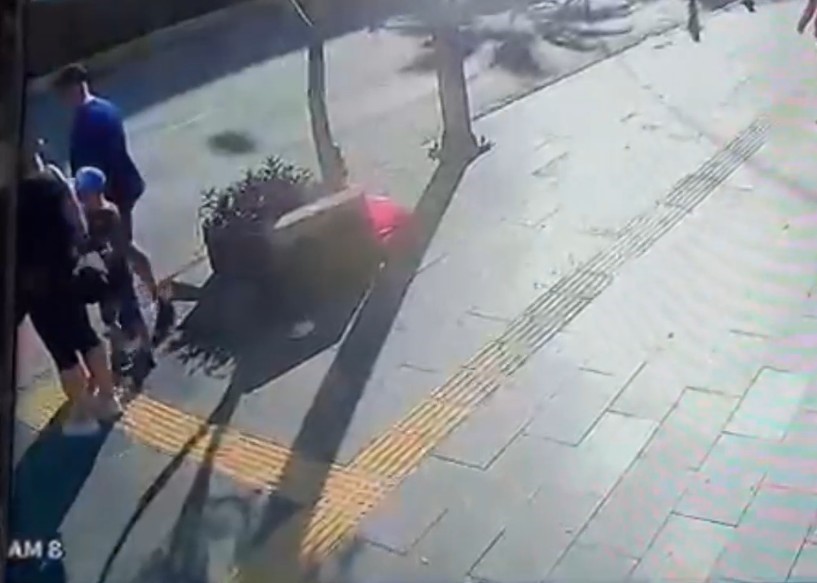 Yaya ge&ccedil;idinden ge&ccedil;en Alman aileye otomobil &ccedil;arptı: 1 yaralı
