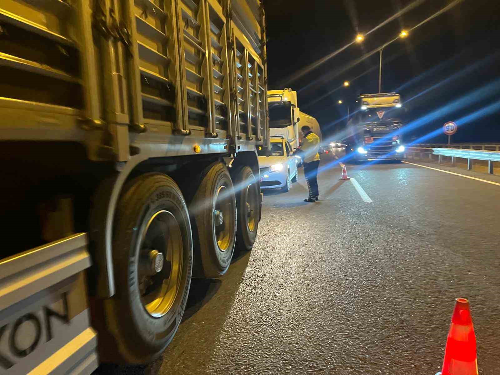 Trafik denetimleri gece-g&uuml;nd&uuml;z aralıksız s&uuml;r&uuml;yor
