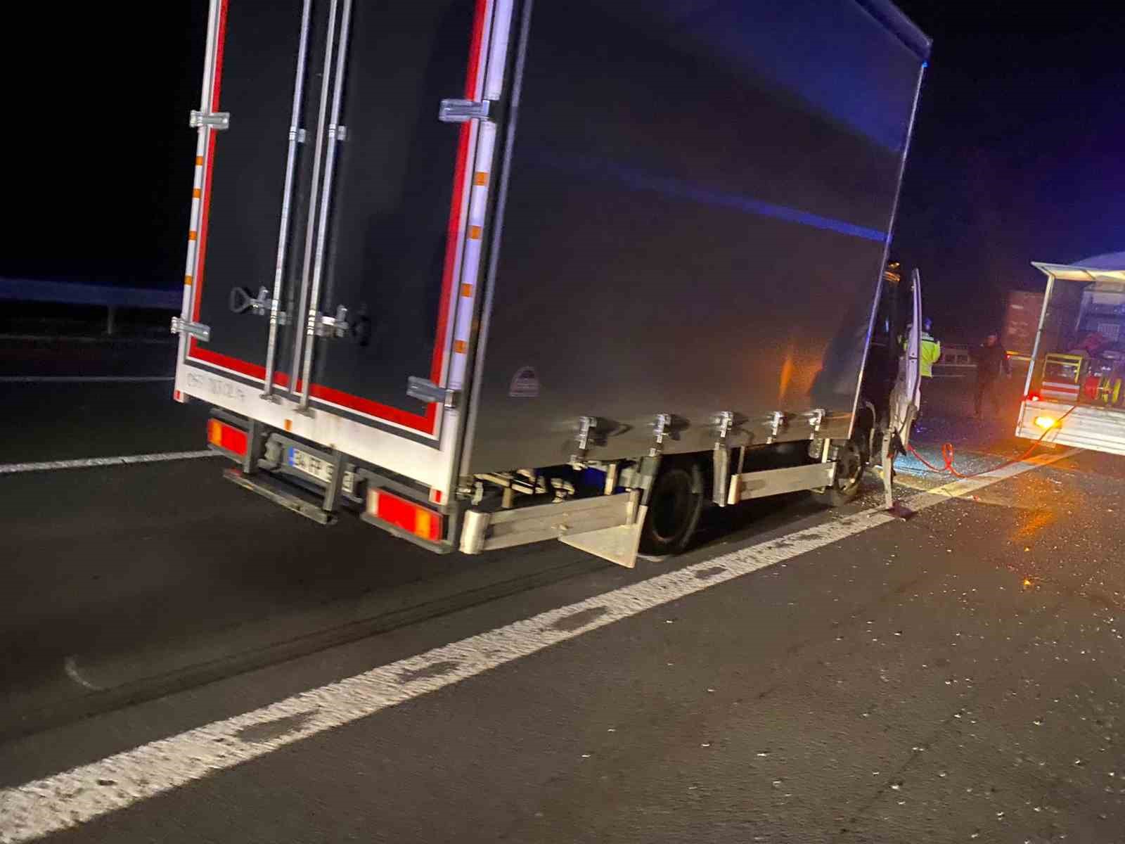 TEM’de kamyonla çarpışan kamyonet sürücüsü araçta sıkışarak yaralandı