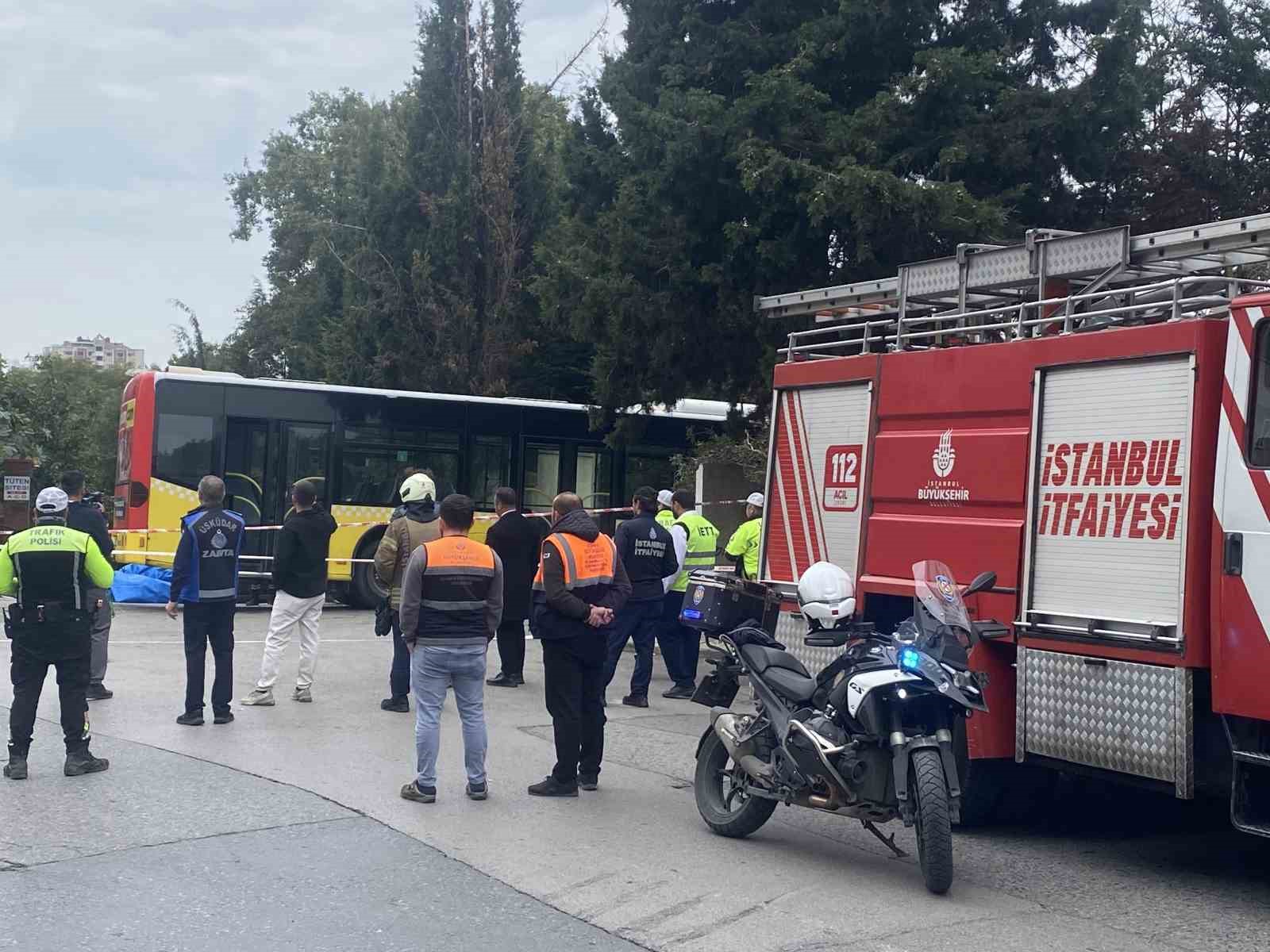 Üsküdar’da el freni çekilmeyen İETT otobüsü sitenin duvarını yıktı
