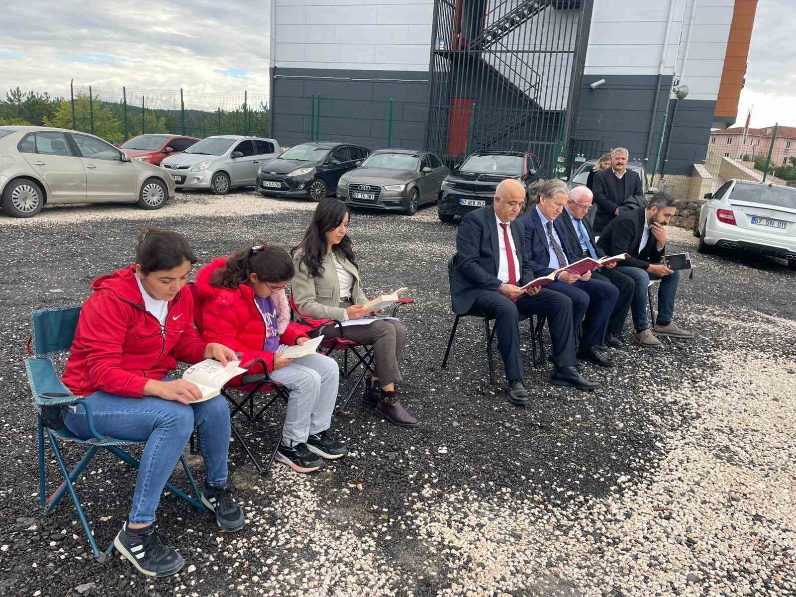 Alaplı’da ağaç gölgesinde kitap okuma etkinliği