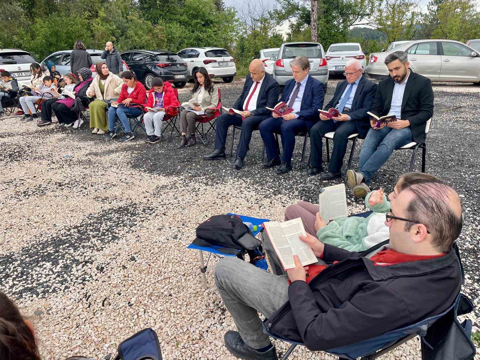 Alaplı&rsquo;da ağa&ccedil; g&ouml;lgesinde kitap okuma etkinliği
