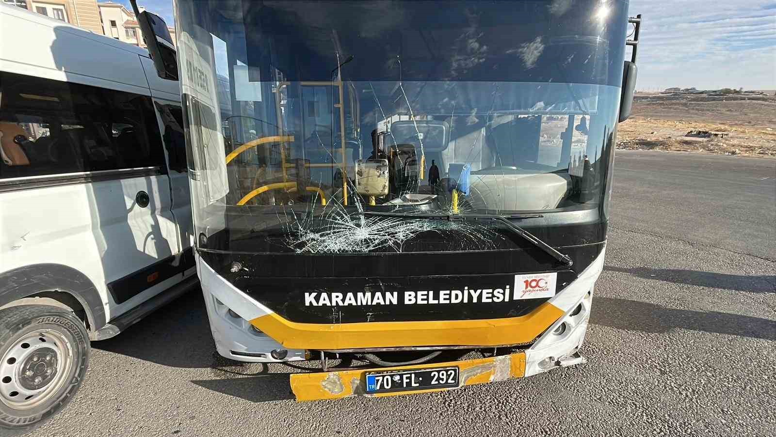 Karaman’da halk otobüsü ile okul servisi çarpıştı: 2 yaralı
