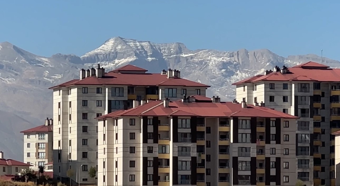 Yüksekova’da araçların camları buz tuttu, dağların tepesi beyaza büründü
