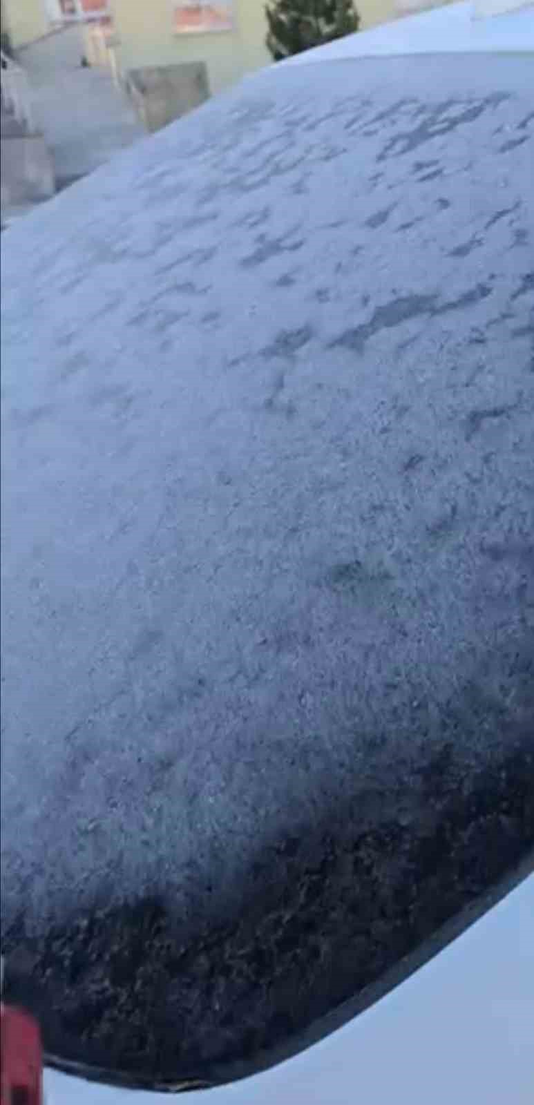 Yüksekova’da araçların camları buz tuttu, dağların tepesi beyaza büründü