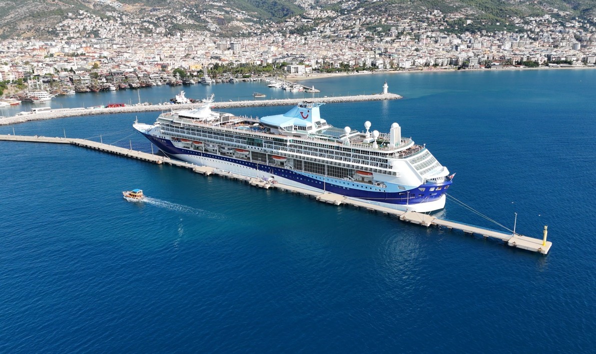 Lüks kruvaziyer bin 739 yolcu, 742 mürettebatıyla Alanya’ya demirledi