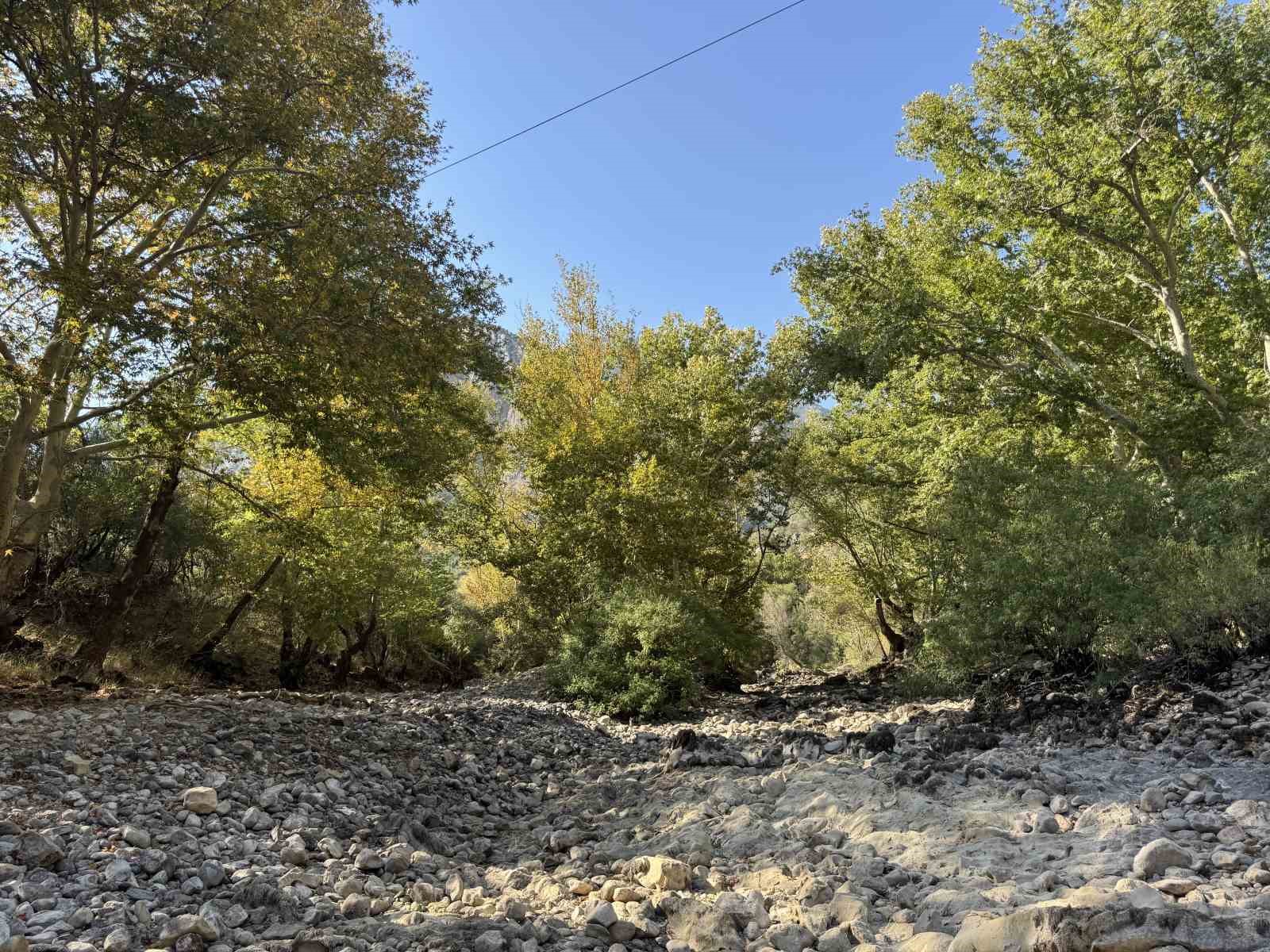 Antalya&rsquo;da yazın tamamen kuruyan &Uuml;z&uuml;mdere Irmağı yağışlarla yeniden suya kavuştu
