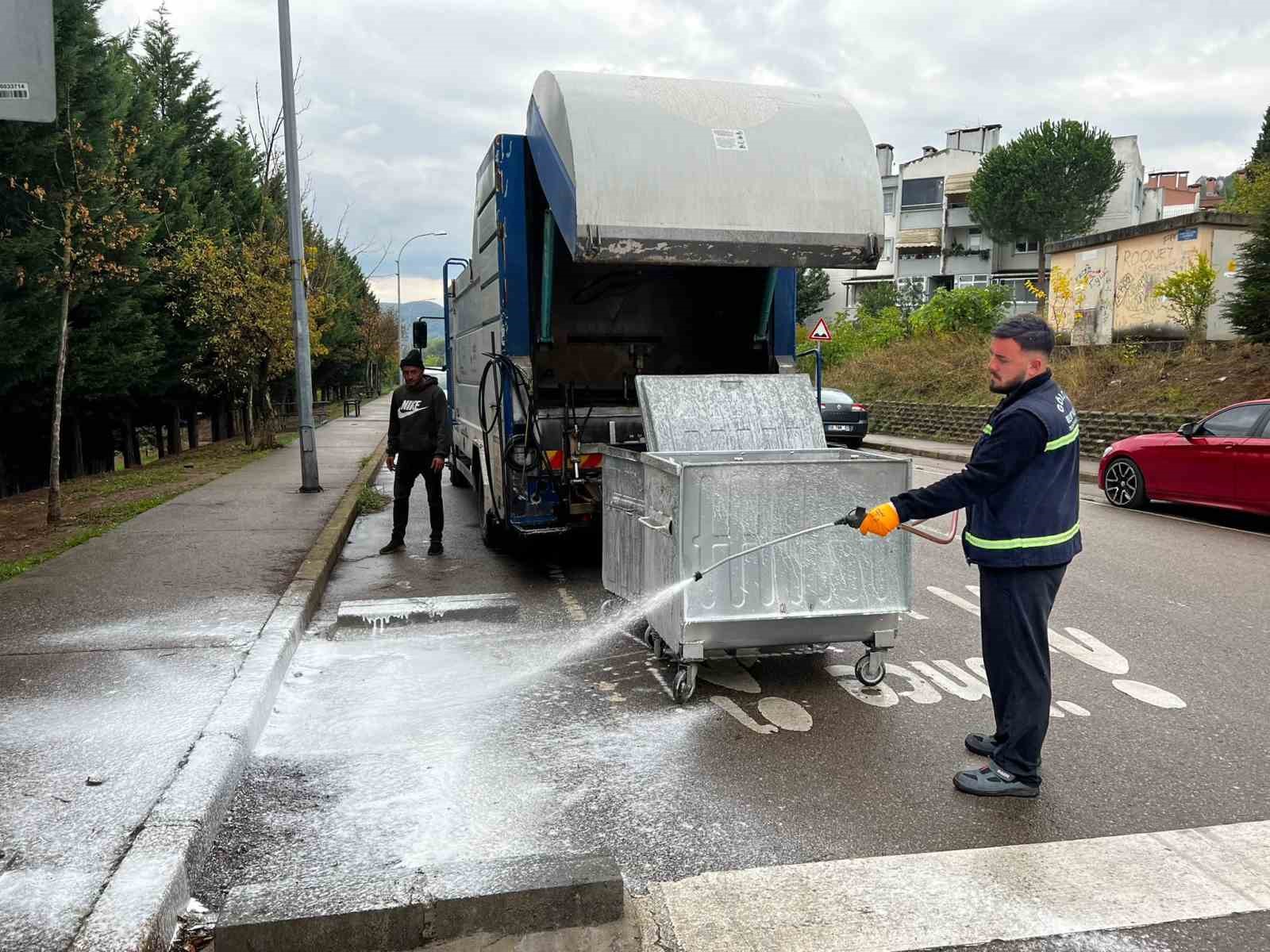 Çöp konteynerler yıkanarak dezenfekte ediliyor