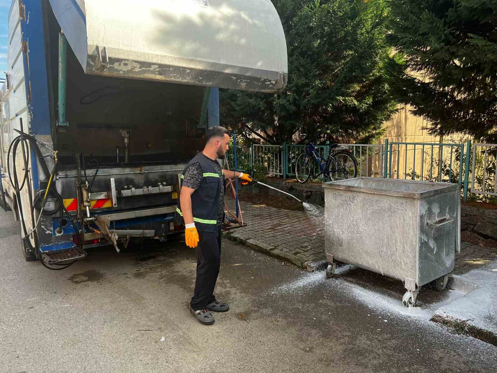 Çöp konteynerler yıkanarak dezenfekte ediliyor
