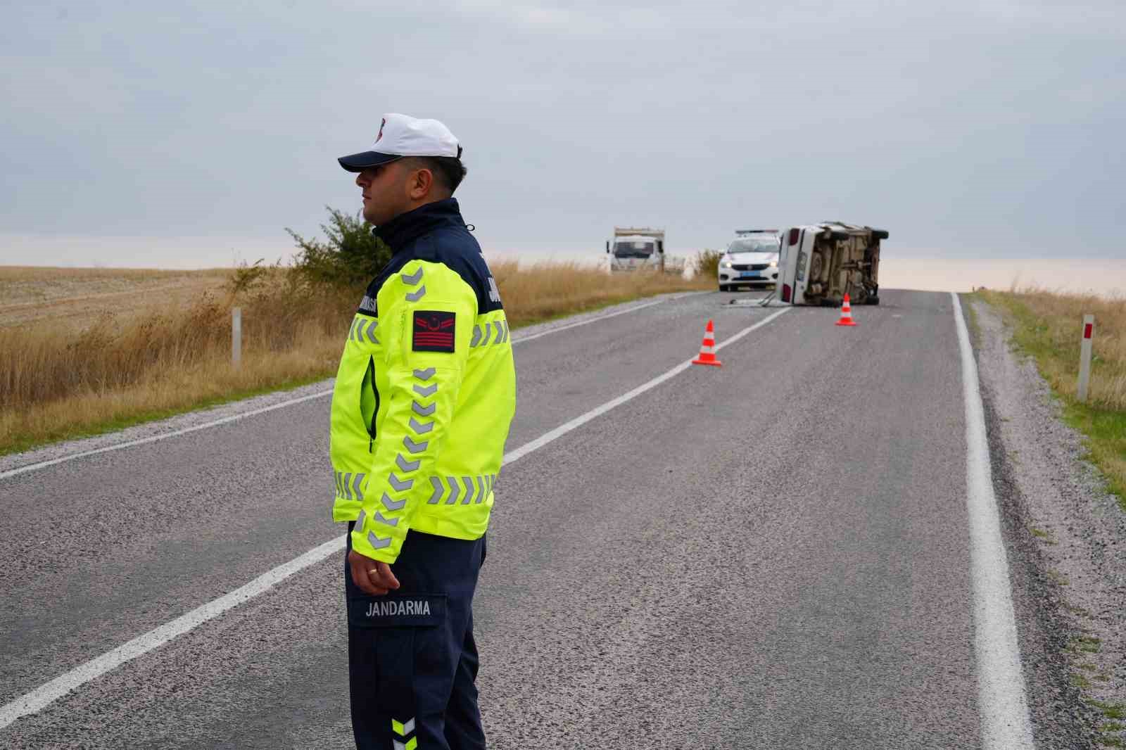 Edirne&rsquo;de iki otomobil &ccedil;arpıştı: 3 yaralı
