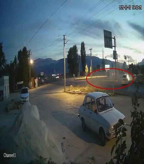 Antalya&rsquo;da  hafif ticari ara&ccedil;la otomobil &ccedil;arpıştı: 4 yaralı
