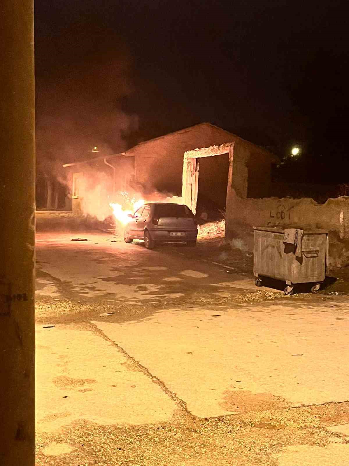 Park halindeki otomobil alev alev yandı
