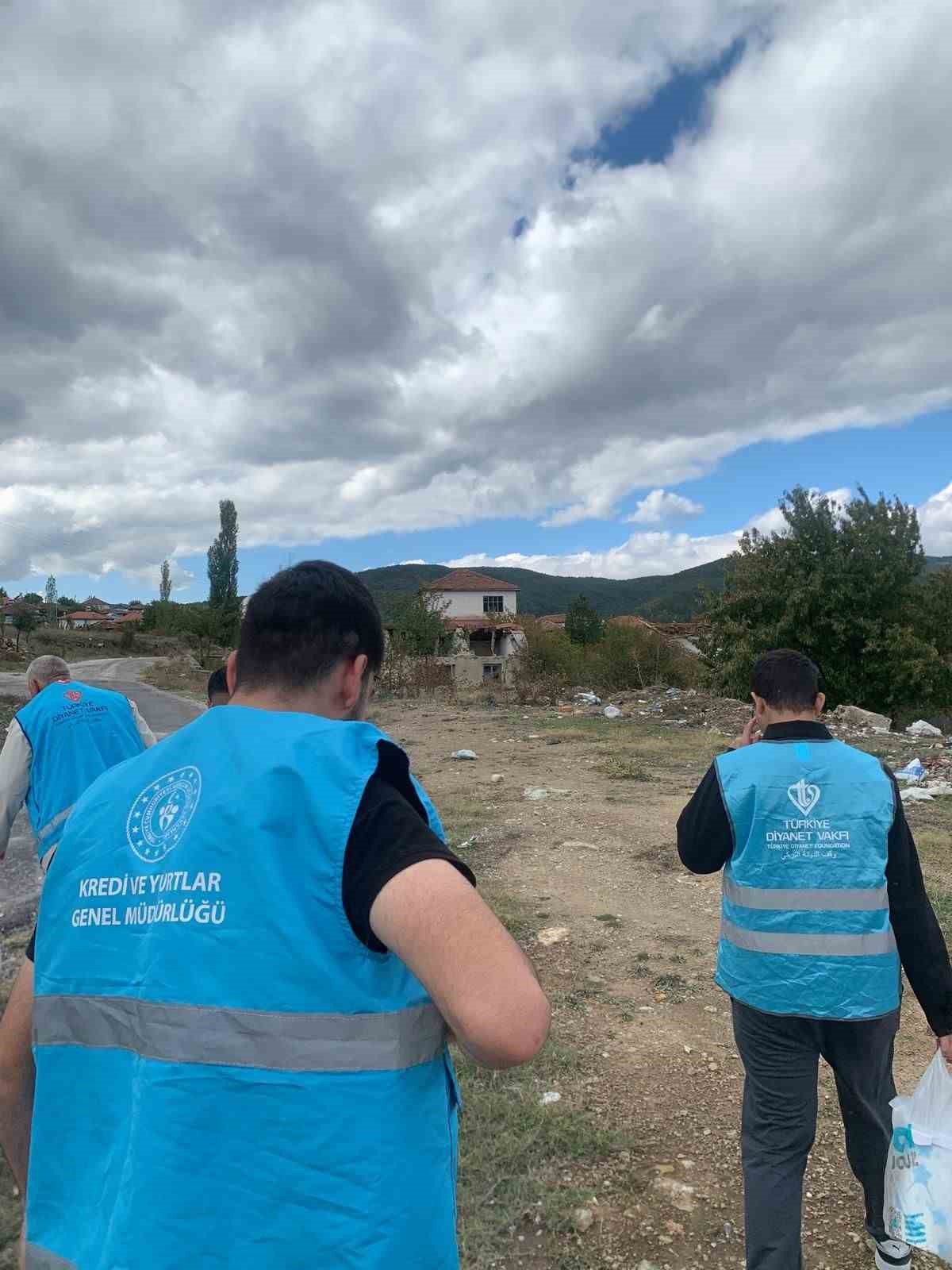 K&ouml;penez k&ouml;y&uuml;ndeki evleri yanan ailelere yardım eli
