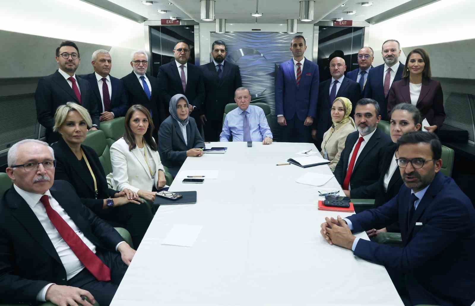 Cumhurbaşkanı Erdoğan:"(Gazze) Bu işin birinci derecede takipçisi Trump olacak. Bunu yaptığımız görüşmelerde de ifade etti. Huzur ikliminin oluşturulması için ne gerekiyorsa yapacağız. Mısır’da bir araya gelen ülkeler, bu huzur ikliminin güvencesi olacakt