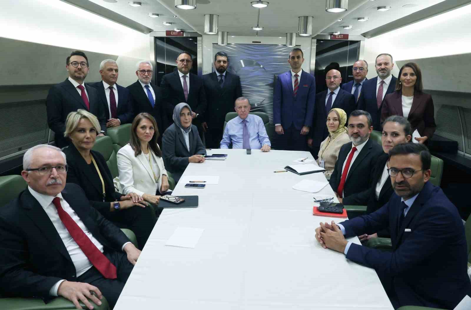 Cumhurbaşkanı Erdoğan: "T&uuml;rkiye, ABD ve diğer &uuml;lkeler bu ateşkesin korunması konusunda kararlı. Yeniden soykırıma d&ouml;nerse bunun bedelinin ağır olacağını aslında İsrail de biliyor. Biz bunu her fırsatta a&ccedil;ık&ccedil;a ifade ediyoruz."
