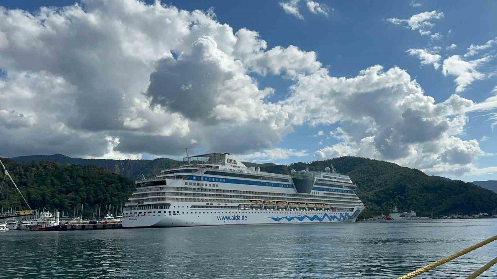 İtalya bayraklı dev kruvaziyer Marmaris&rsquo;e 2 bin 500 yolcusuyla geldi

