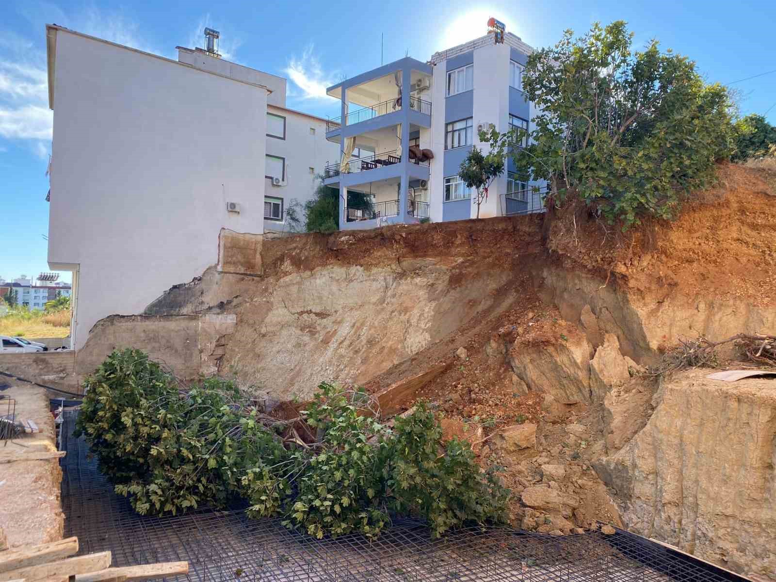 Antalya’da bir evi tahliye ettiren inşaat temelinde ikinci toprak kayması