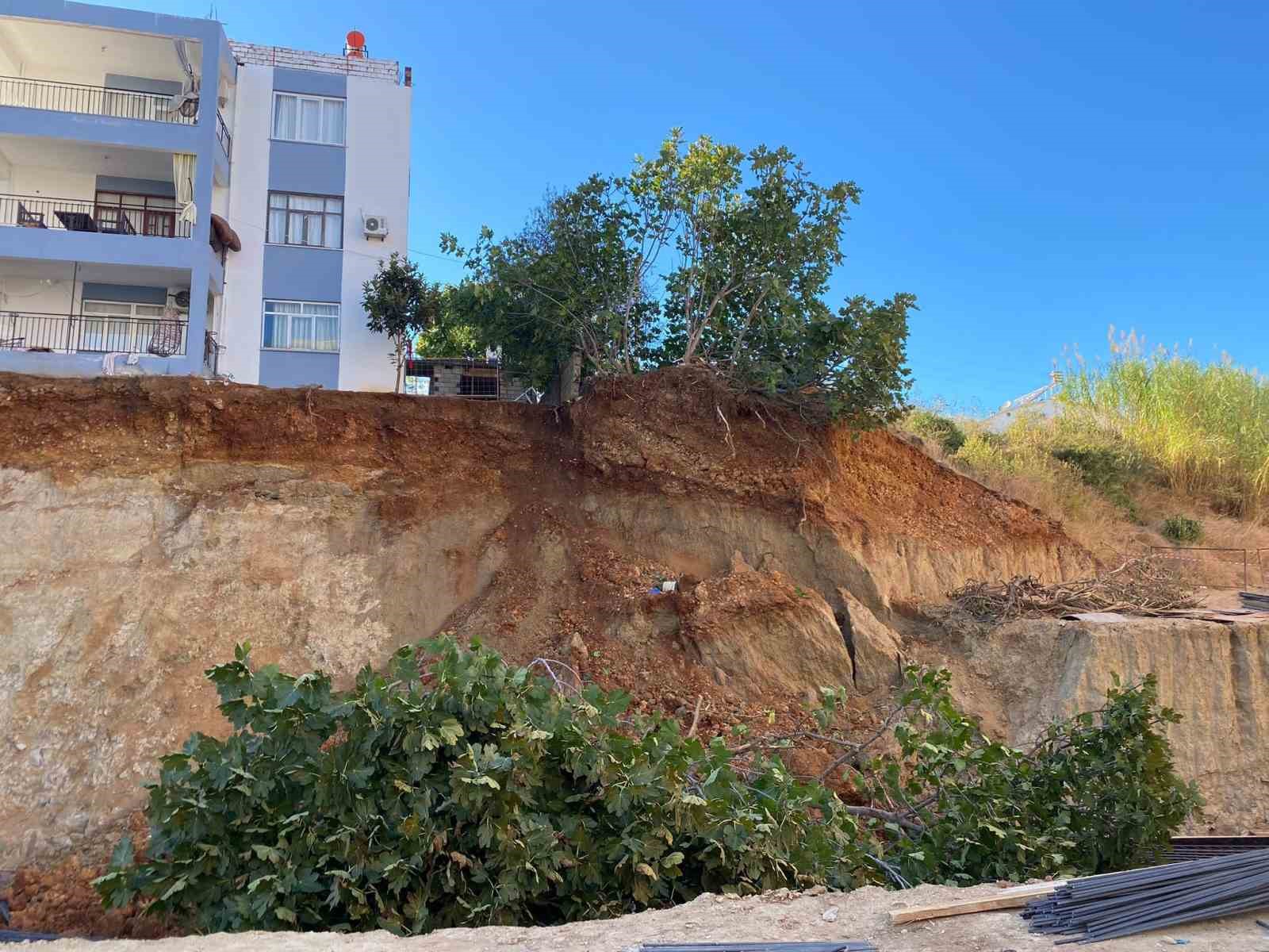 Antalya&rsquo;da bir evi tahliye ettiren inşaat temelinde ikinci toprak kayması
