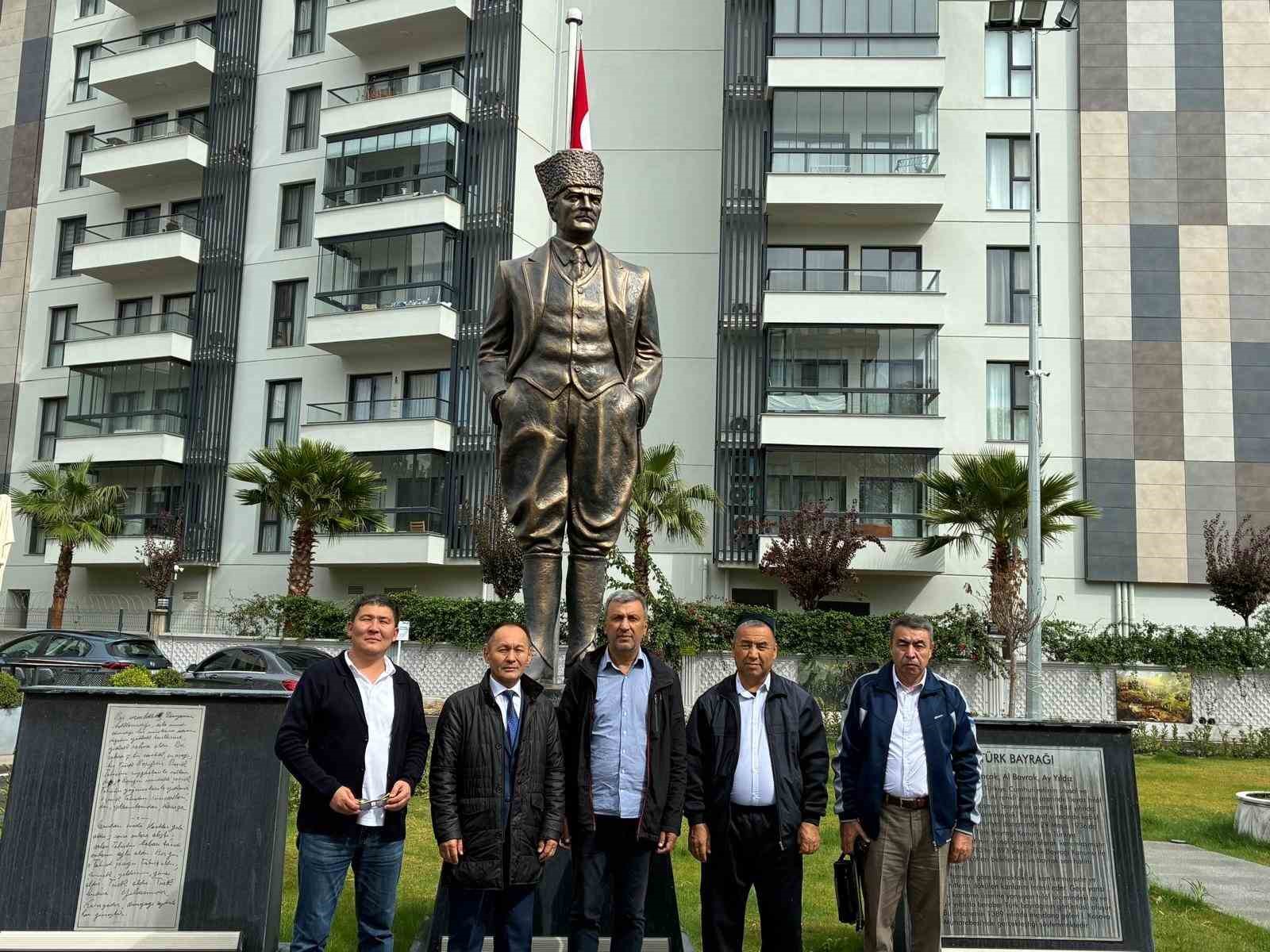 Ege &Uuml;niversitesinde T&uuml;rk d&uuml;nyasının dil birliği konuşuldu
