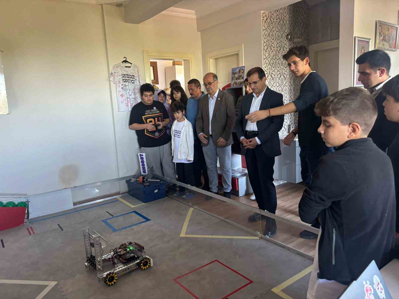 Salihli Kaymakamı Güldoğan, geleceğin bilim insanlarıyla buluştu