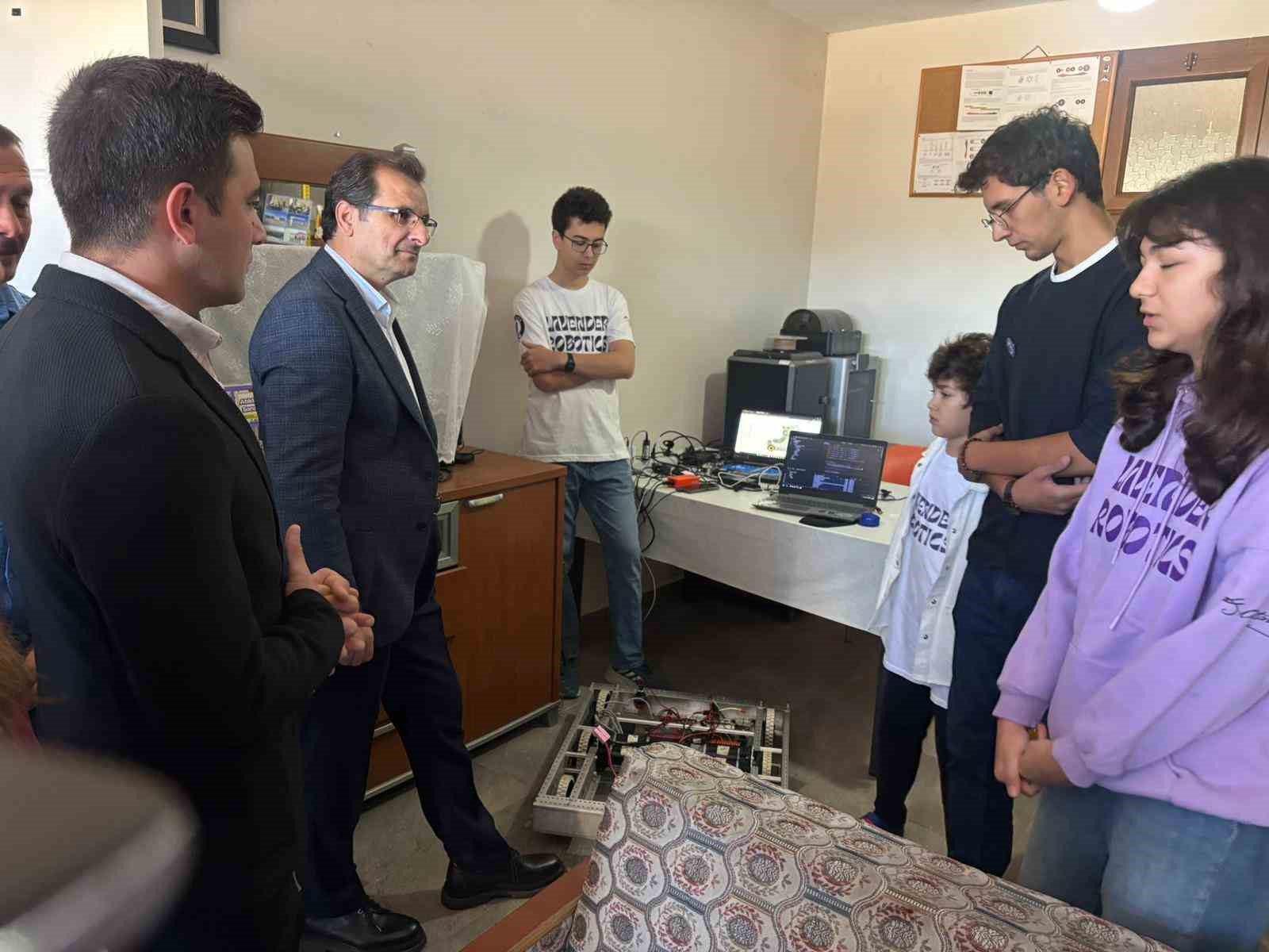 Salihli Kaymakamı G&uuml;ldoğan, geleceğin bilim insanlarıyla buluştu
