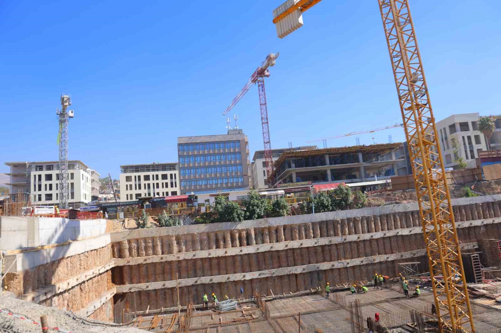 Kahramanmaraş&rsquo;ta Kıbrıs Meydanı esnafı &ccedil;&ouml;z&uuml;m bekliyor
