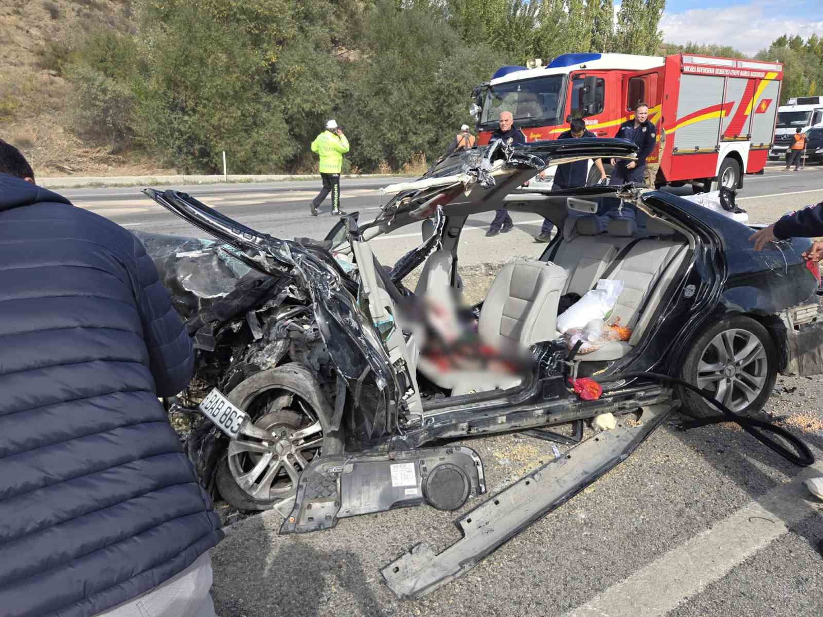 Ankara’da karşı şeride geçen tır otomobile çarptı: 2’si ağır 4 yaralı
