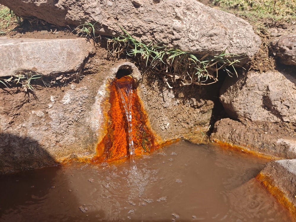 Şifalı suya ulaşmak isteyen vatandaşlar kilometrelerce yol yürüyor