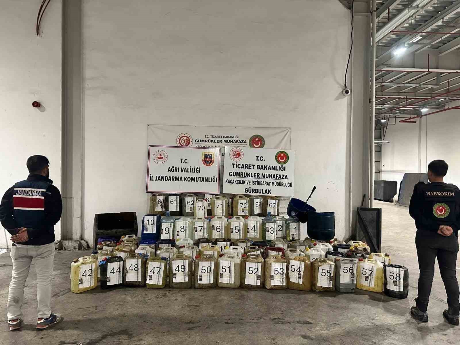 İran’dan gelen otobüste 1 ton sıvı metamfetamin ele geçirildi